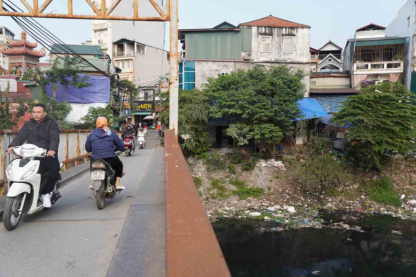 Những chiếc cầu dân sinh rộng chừng 3 m, nối hai bên bờ kênh trở thành nơi tập kết rác. Phía dưới cầu chứa đủ loại rác thải như vải vụn, mút xốp, nệm cũ, xác động vật, xà bần, vật liệu xây dựng... 