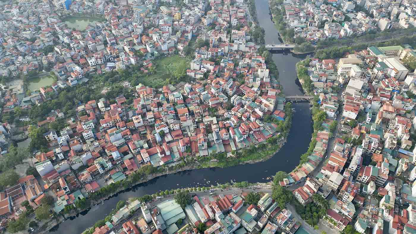 Sông Nhuệ chảy qua Hà Nội dài 62 km, đi qua các quận Bắc Từ Liêm, Nam Từ Liêm, Hà Đông và các huyện Thanh Trì, Thanh Oai, Thường Tín, Phú Xuyên, Ứng Hòa.