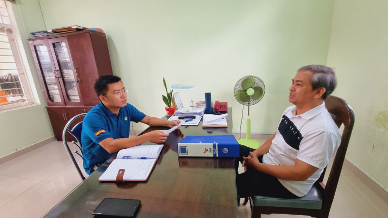 Lãnh đạo Công đoàn Bệnh viện YHCT tỉnh Quảng Nam chia sẻ với PV Lao Động về đời sống của NLĐ. Ảnh: Hoàng Bin.