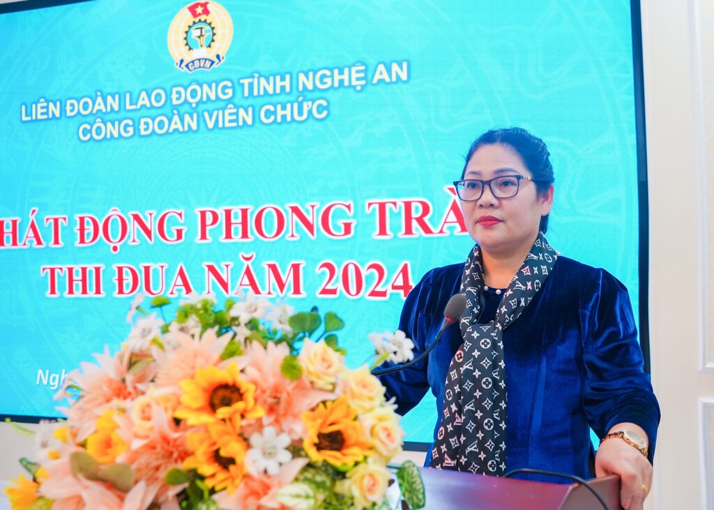 Bà Đào Thị Thanh Mai - Phó Chủ tịch Công đoàn Viên chức tỉnh phát biểu báo cáo tổng kết tại hội nghị. Ảnh: Quỳnh Trang