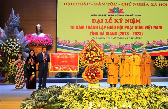 Lãnh đạo tỉnh Hà Giang chúc mừng Giáo hội Phật giáo tỉnh Hà Giang nhân kỷ niệm 10 năm ngày thành lập. Ảnh: Minh Tâm
