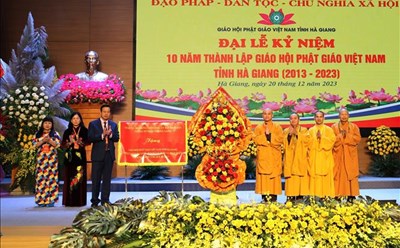 Lãnh đạo tỉnh Hà Giang chúc mừng Giáo hội Phật giáo tỉnh Hà Giang nhân kỷ niệm 10 năm ngày thành lập. Ảnh: Minh Tâm