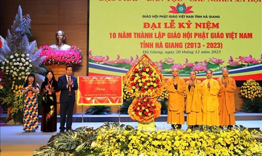 Lãnh đạo tỉnh Hà Giang chúc mừng Giáo hội Phật giáo tỉnh Hà Giang nhân kỷ niệm 10 năm ngày thành lập. Ảnh: Minh Tâm
