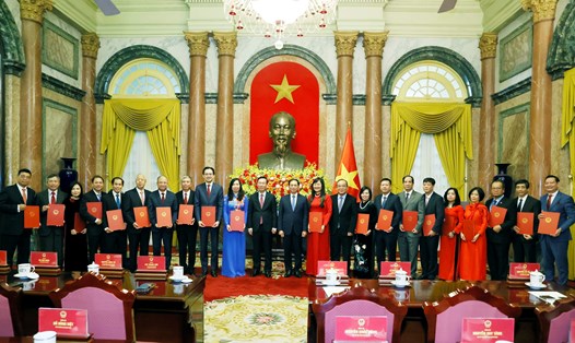 Chủ tịch nước Võ Văn Thưởng trao quyết định phong hàm Đại sứ cho 20 lãnh đạo Bộ Ngoại giao, trưởng cơ quan đại diện Việt Nam ở nước ngoài và lãnh đạo một số đơn vị thuộc Bộ Ngoại giao. Ảnh: TTXVN