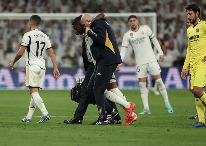 Hình ảnh David Alaba tập tễnh rời sân để lại nỗi lo lớn cho Real Madrid. Ảnh: AFP