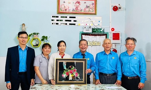 LĐLĐ tỉnh Lâm Đồng tặng quà đoàn viên, người lao động khó khăn nhân dịp Giáng sinh. Ảnh: ĐT
