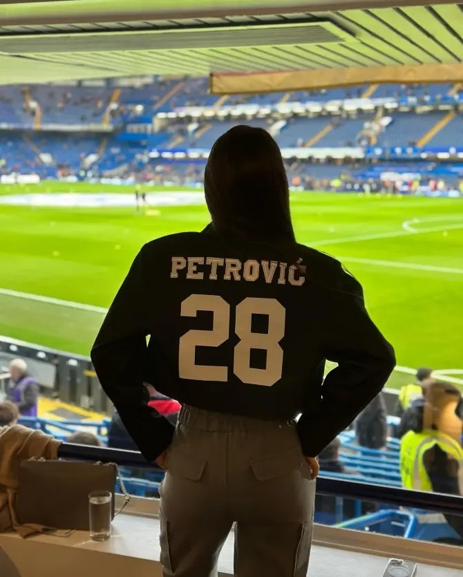 Djina cổ vũ chồng từ khán đài sân Stamford Bridge, trang phục đơn giản nhưng vẫn toát lên vẻ đẹp của cựu hoa hậu Serbia. Ảnh: Instagram djinapetrovic
