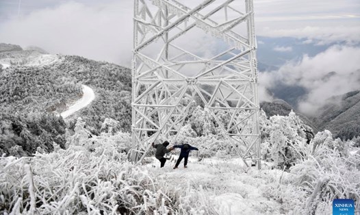 Trong đợt không khí lạnh mạnh quét qua tỉnh Hồ Nam, Trung Quốc, một số đường dây truyền tải điện ở núi Tây Hoàng bị đóng băng. Ảnh: Xinhua