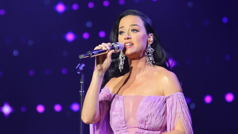 Katy Perry mặc váy tím thướt tha biểu diễn tại sự kiện tại Hà Nội. Ảnh: Ban tổ chức.