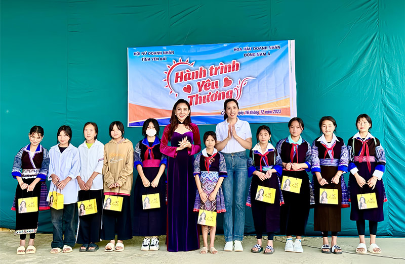 Chương trình "Hành trình yêu thương" đã góp phần chia sẻ phần nào khó khăn của các em học sinh nơi bản cao, đất khó. Ảnh: Hoàng Yến.