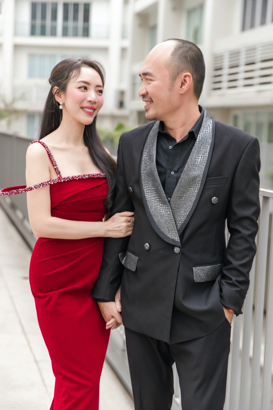 Trong bộ ảnh đăng tải trên trang Facebook cá nhân ngày 20.12, vợ chồng diễn viên Thu Trang và Tiến Luật nhận nhiều lời khen từ khán giả. Nếu như Thu Trang khoe nhan sắc ngày càng thăng hạng trong chiếc váy đỏ nổi bật thì ông xã của cô cũng được đánh giá “đẹp trai hơn thường ngày” khi diện vest đen bảnh bao.  