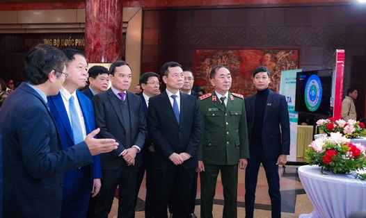 Các đại biểu tham quan không gian trưng bày tại Hội nghị báo chí toàn quốc. Ảnh: Hải Nguyễn
