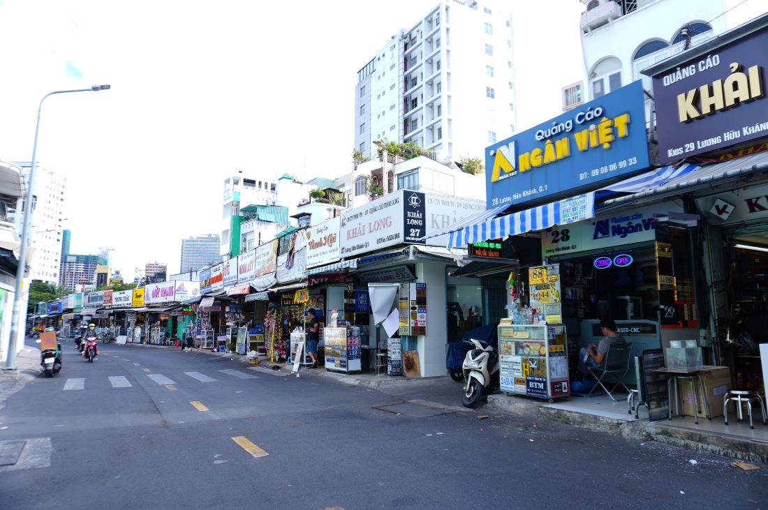 Dạo quanh một vòng con đường Lương Hữu Khánh - nơi buôn bán biển hiệu lớn nhất TPHCM không khí trầm ngâm, ảm đạm bao trùm. Tình cảnh ế ẩm kéo dài từ kiot này sang kiot khác.