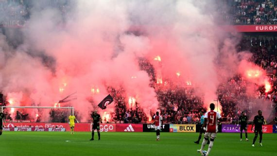 Sự cố trong trận đấu giữa Ajax và Feyenoord.  Ảnh: The Guardian 