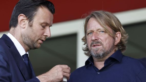 Mislintat (bên phải) được xem là nguyên nhân chính cho sự đi xuống của Ajax.   Ảnh: ESPN 