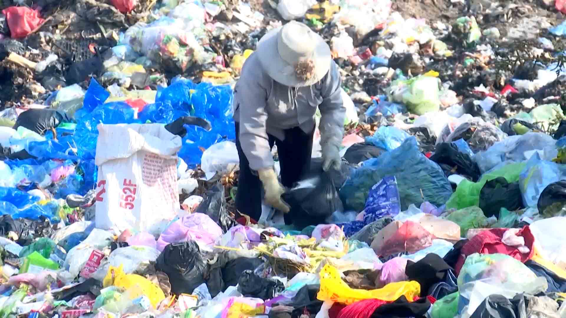 Một điểm tập kết rác thải gần trường học xã Hoàn Sơn sau khi lò đốt rác phải đóng cửa. Ảnh: Vân Trường