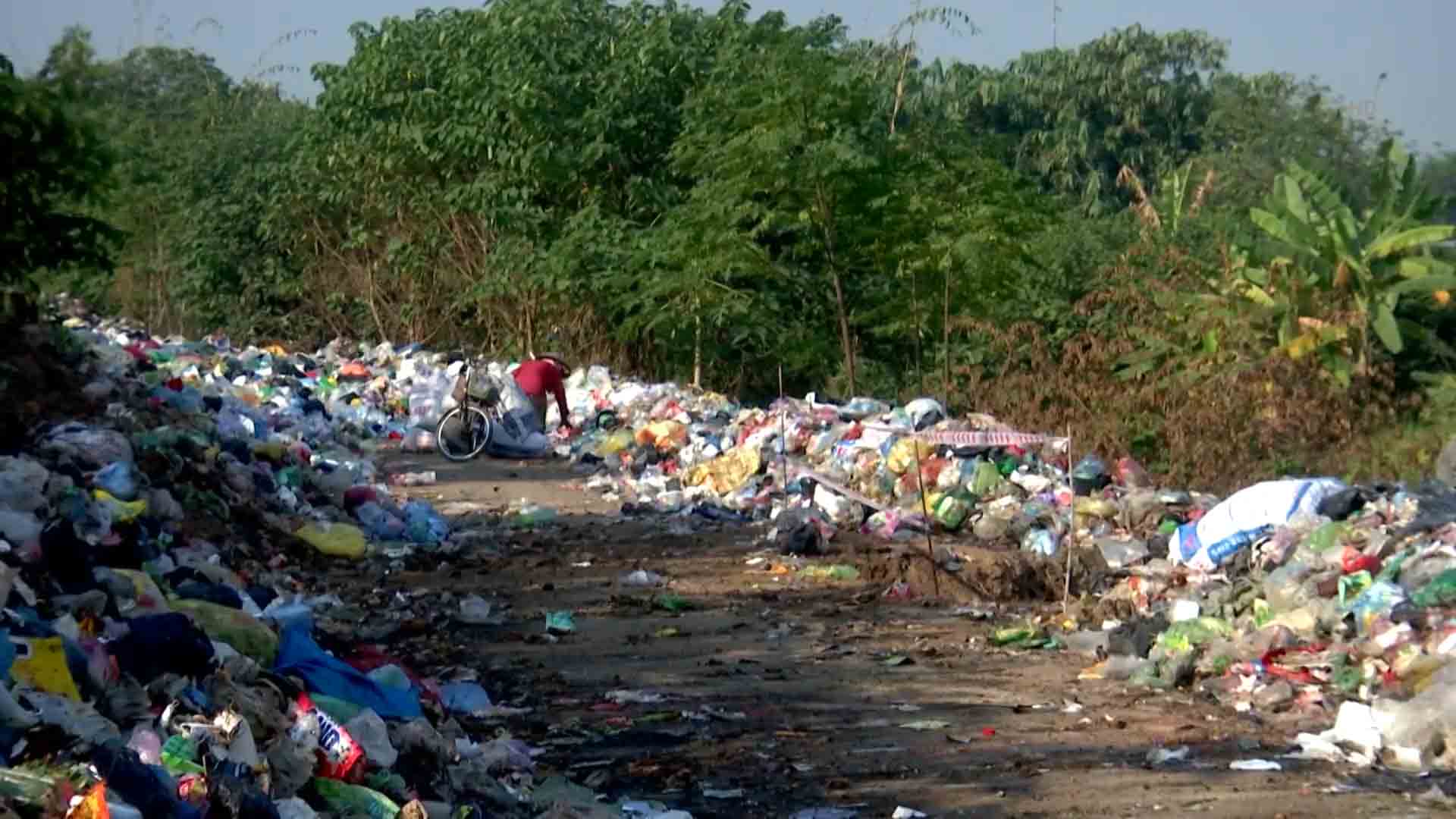 Một điểm tập kết rác thải gần trường học xã Hoàn Sơn sau khi lò đốt rác phải đóng cửa. Ảnh: Vân Trường