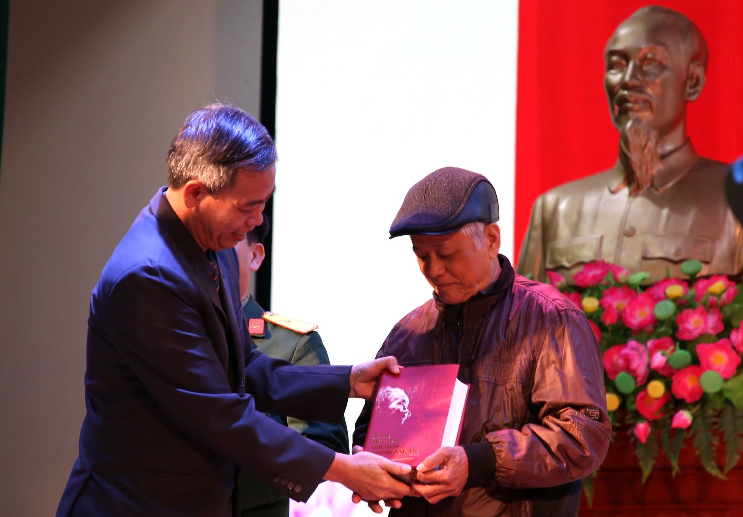 Lãnh đạo Tỉnh ủy Quảng Trị trao tặng sách “Bà mẹ Việt Nam anh hùng tỉnh Quảng Trị“. Ảnh: Hưng Thơ. 