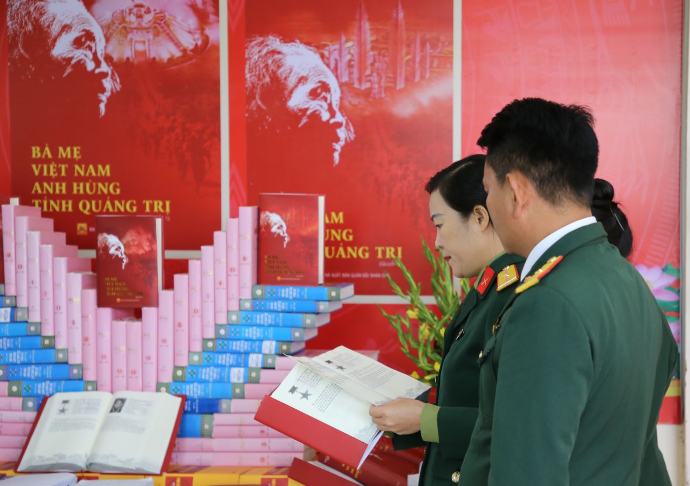 Tập sách "Bà mẹ Việt Nam anh hùng" được trưng bày, giới thiệu. Ảnh: Hưng Thơ.