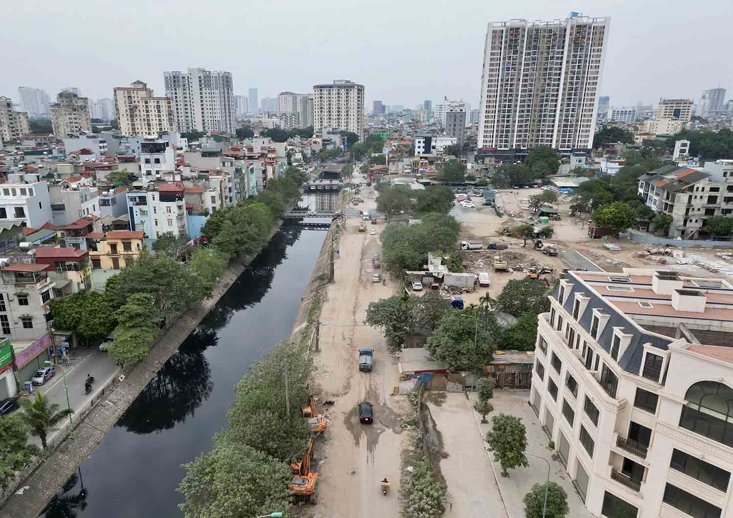 Đoạn đường Nguyễn Cảnh Dị đang được sửa chữa. Ảnh: Hữu Chánh