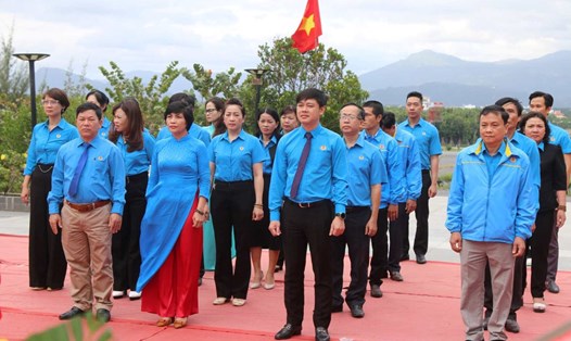 Kỷ niệm ngày thành lập Quân đội Nhân dân Việt Nam, LĐLĐ tỉnh Khánh hòa tổ chức dâng hương tại Khu tưởng niệm chiến sĩ Gạc Ma. Ảnh: Phương Linh