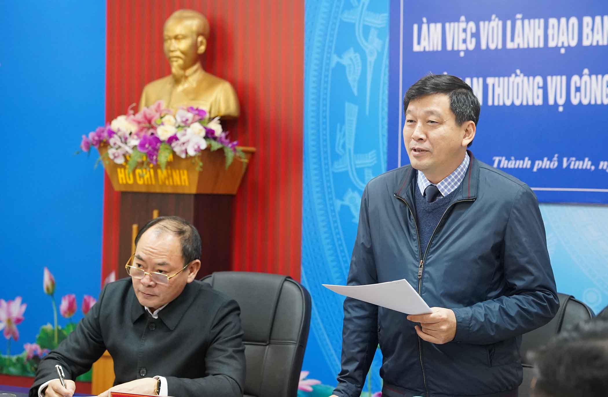 Chủ tịch LĐLĐ tỉnh Nghệ An Kha Văn Tám phát biểu tại buổi làm việc. Ảnh: Hải Đăng
