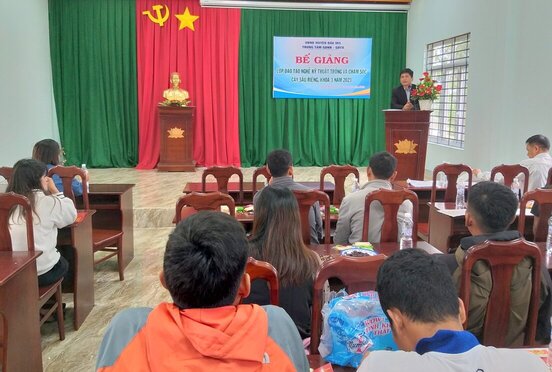 Quang cảnh một buổi dạy nghề được tổ chức tại huyện Đắk Mil. Ảnh: Bảo Lâm