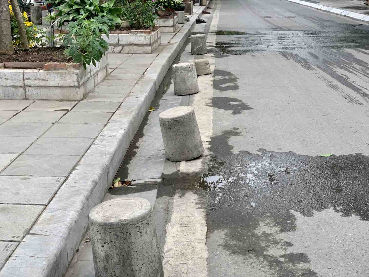Những trụ bê tông tự chế xuất hiện rải rác dọc phố Từ Hoa (Tây Hồ, Hà Nội). Ảnh: Nhật Minh