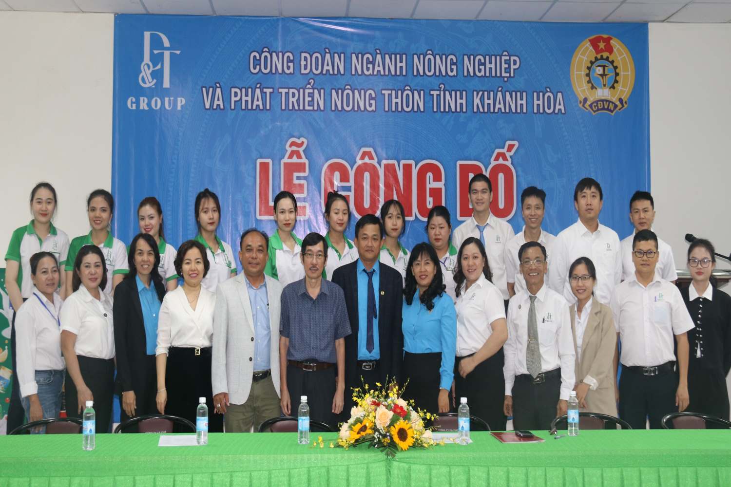Lãnh đạo Sở NN&PTNT tỉnh Khánh Hòa chúc mừng đoàn viên, NLĐ và lãnh đạo Công ty đã thành lập được CĐCS. Ảnh: P.Linh