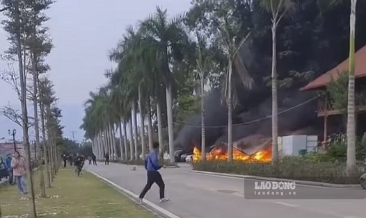 Vụ cháy ở Khu nghỉ dưỡng Vườn Vua Resort & Villas khiến 7 chiếc xe điện bị thiêu rụi. Ảnh do người dân cung cấp