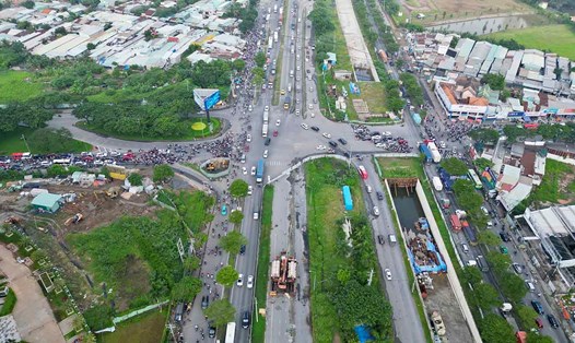 Vào giờ cao điểm, giao thông ùn tắc tại nút giao Nguyễn Văn Linh - Nguyễn Hữu Thọ. Ảnh: Hữu Chánh