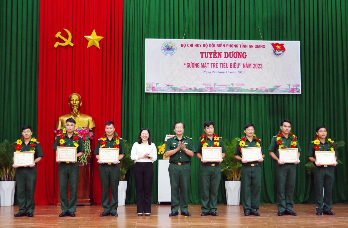 Tuyên dương 7 Gương mặt trẻ tiêu biểu Bộ đội biên phòng tỉnh An Giang năm 2023. Ảnh: BĐBP An Giang