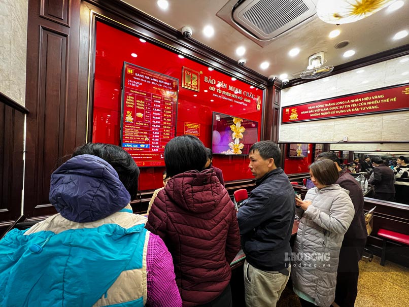Theo ghi nhận tại cửa hàng Bảo Tín Minh Châu trên phố Trần Nhân Tông (Hà Nội), khách đến khá đông và nhiều người cho biết họ đang muốn bán vàng khi giá lên cao.