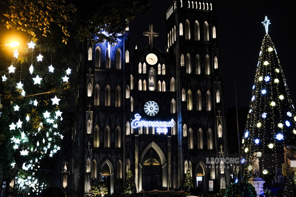 Nhà thờ Lớn (hay còn gọi là Nhà thờ Chính toà) là địa điểm nổi tiếng nhất mỗi dịp Giáng sinh, thu hút hàng ngàn khách tham quan đến checkin mỗi ngày.  