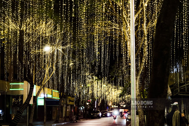 Con phố Hàm Long sáng rực với những dải đèn được trang trí rất cầu kì và bắt mắt. 