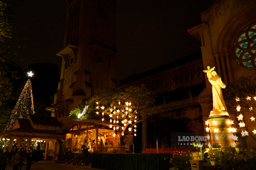 Nhà thờ Cửa Bắc nằm trên phố Cửa Bắc, cũng là một trong những nhà thờ nổi tiếng tại Hà Nội. Sự trang trí Giáng sinh ở đây cũng không kém phần kì công và rực rỡ.
