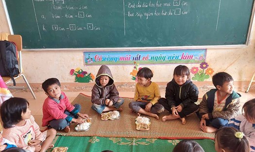 Bữa ăn của học sinh tại điểm trường thôn Ty Tu - Trường Tiểu học xã Đăk Hà (huyện Tu Mơ Rông) 