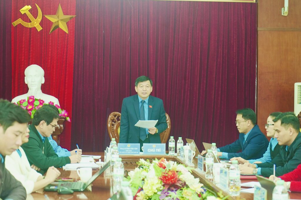 Ông Kha Văn Tám, Chủ tịch Liên đoàn Lao động tỉnh Nghệ An phát biểu kết luận phiên họp. Ảnh: Quỳnh Trang