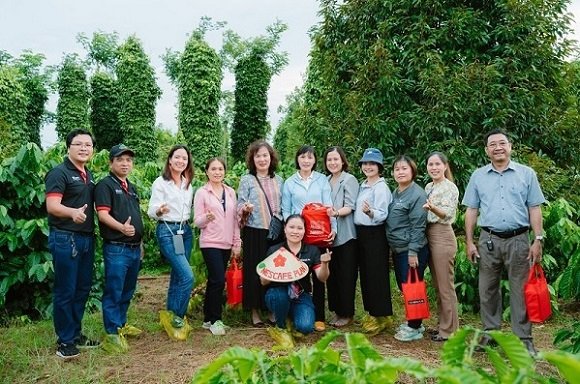 Đại diện Hội LHPN Việt Nam và Nestlé Việt Nam thăm thực tế chị Nest và trưởng nhóm nông dân nữ chương trình Nescafé Plan tại Đak Lak tháng 10.2023. Ảnh: Nestlé Việt Nam