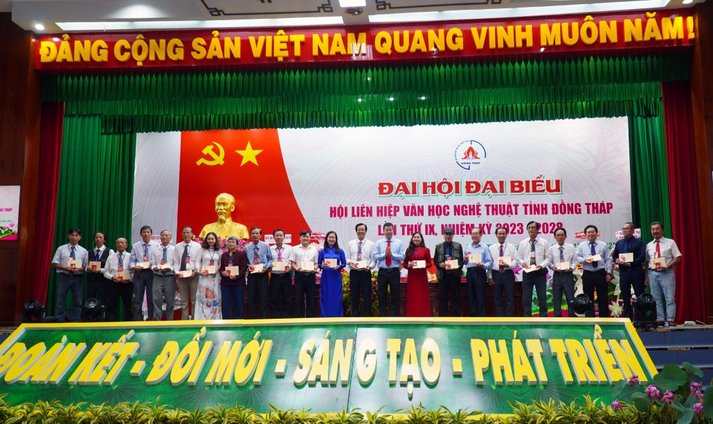 Tặng Kỷ niệm chương “Vì sự nghiệp văn học nghệ thuật Việt Nam”. Ảnh: Nguyễn Ngân  