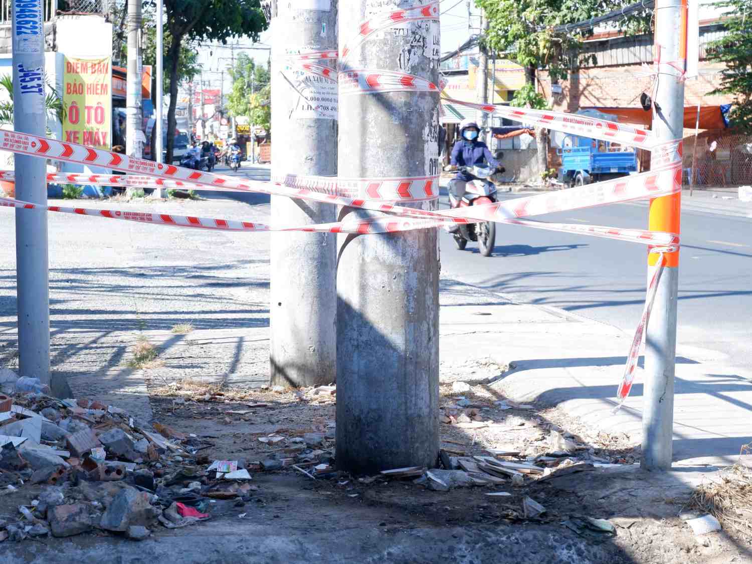 Một điểm đen rác thải trên đường Thoại Ngọc Hầu được dọn dẹp, giăng dây để tránh xả rác bừa bãi. Ảnh: Phương Uyên