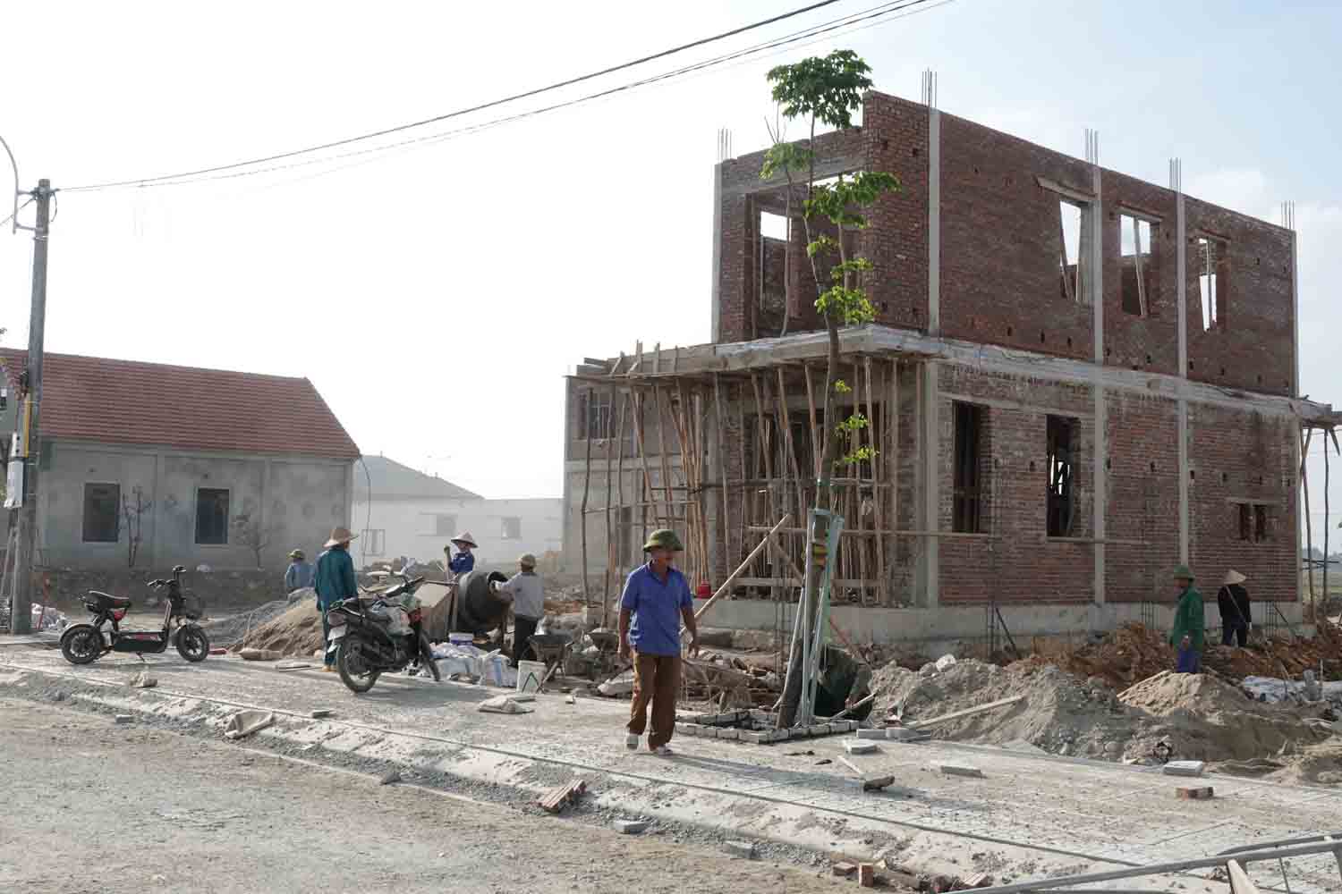 Người dân xây dựng nhà ở tại khu TĐC cao tốc Bắc - Nam ở xã Kim Song Trường, huyện Can Lộc, tỉnh Hà Tĩnh. Ảnh: Trần Tuấn.