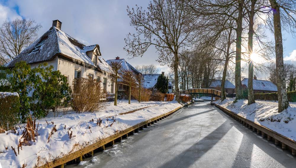 Làng cổ Giethoorn chìm trong tuyết trắng.