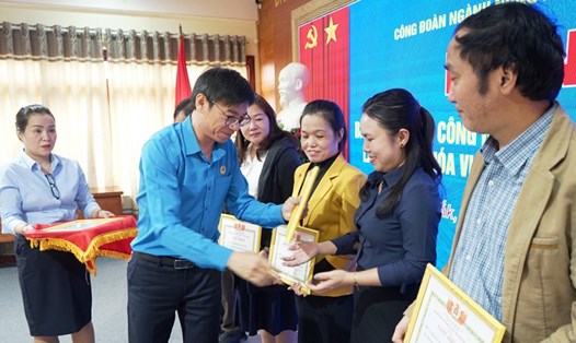 Ông Lê Anh Hùng - Chủ tịch Công đoàn ngành Nông nghiệp và Phát triển nông thôn tỉnh Đắk Lắk  trao Giấy khen cho các tập thể, cá nhân có thành tích xuất sắc năm 2023. Ảnh: Thúy Hồng

