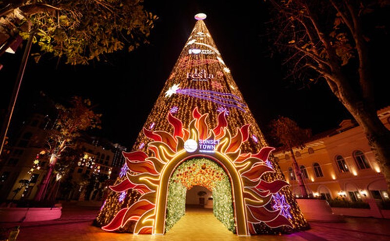 "Lễ thắp sáng cây thông ngàn sao” mở màn mùa Giáng sinh tưng bừng nhất từ trước đến nay tại Phú Quốc. Ảnh: BTC