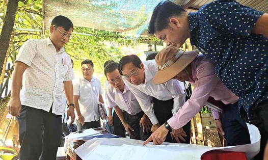 Phó Chủ tịch UBND tỉnh Đồng Nai Võ Văn Phi kiểm tra tiến độ cao tốc Biên Hoà - Vũng Tàu. Ảnh: Hà Anh Chiến