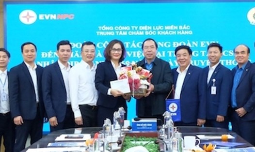 Đoàn công tác của Công đoàn Điện lực Việt Nam tặng quà cán bộ nhân viên Trung tâm chăm sóc khách hàng của Tổng Công ty Điện lực miền Bắc. Ảnh: CĐĐLVN