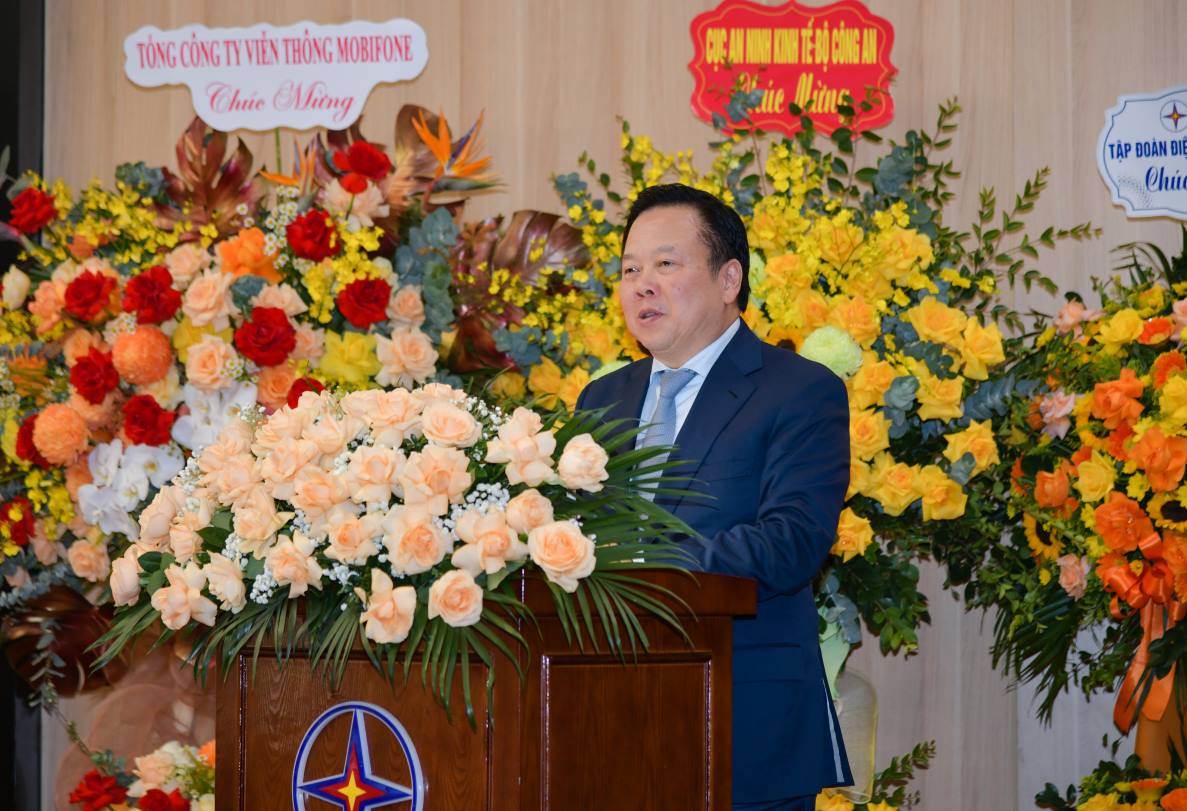 Đồng chí Nguyễn Hoàng Anh - Ủy viên Trung ương Đảng, Chủ tịch UBQLV phát biểu đáp từ tại Hội nghị. Ảnh: Khương Duy