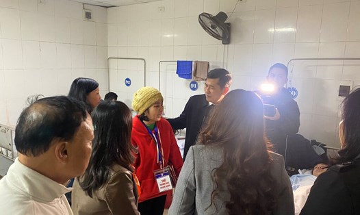 Giám đốc Sở Giáo dục và Đào tạo Nghệ An Thái Văn Thành thăm hỏi học sinh đang điều trị tại Bệnh viện Đa khoa 115. Ảnh: Quỳnh Trang