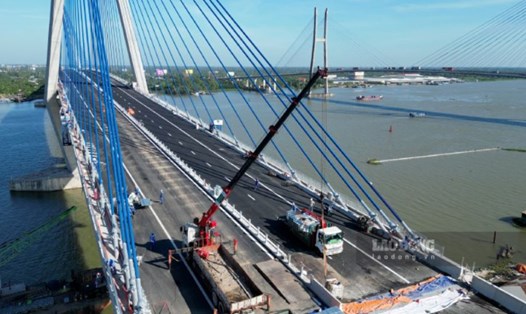 Những công đoạn cuối trên công trường cầu Mỹ Thuận 2 trước ngày khánh thành. Ảnh: Hoàng Lộc